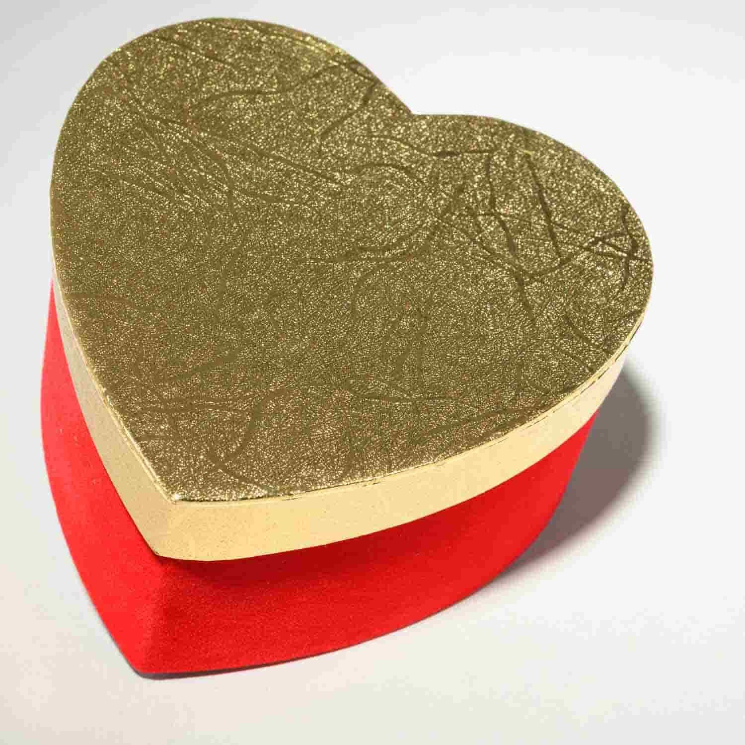 Scatola a forma di cuore in velluto rosso con coperchio color oro - 12,5x12,5x6,5 Cm 