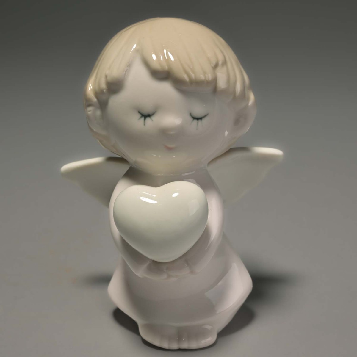 Descrizione Prodotto: Angelo Pregante 8x6x10,5 cm. in porcellana lucida bianco e rosa
