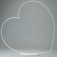 Cuore in metallo adagiato su base - Bianco / 58 Cm