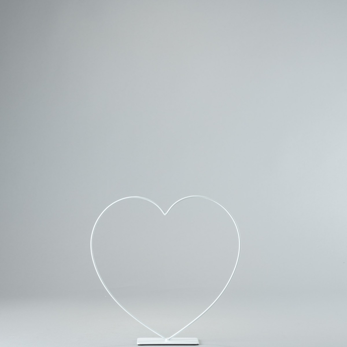 Cuore in metallo con base - Bianco / 25 Cm