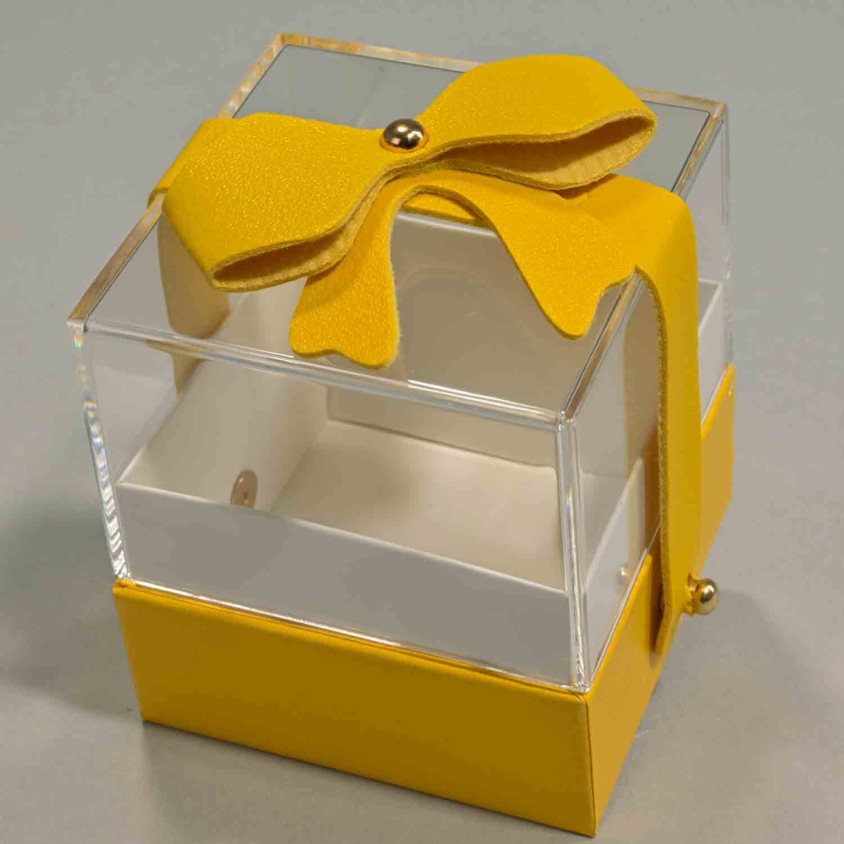 Scatola in cartoncino con coperchio in plexiglass e fiocco - 6,5x6,5x7 Cm / Giallo